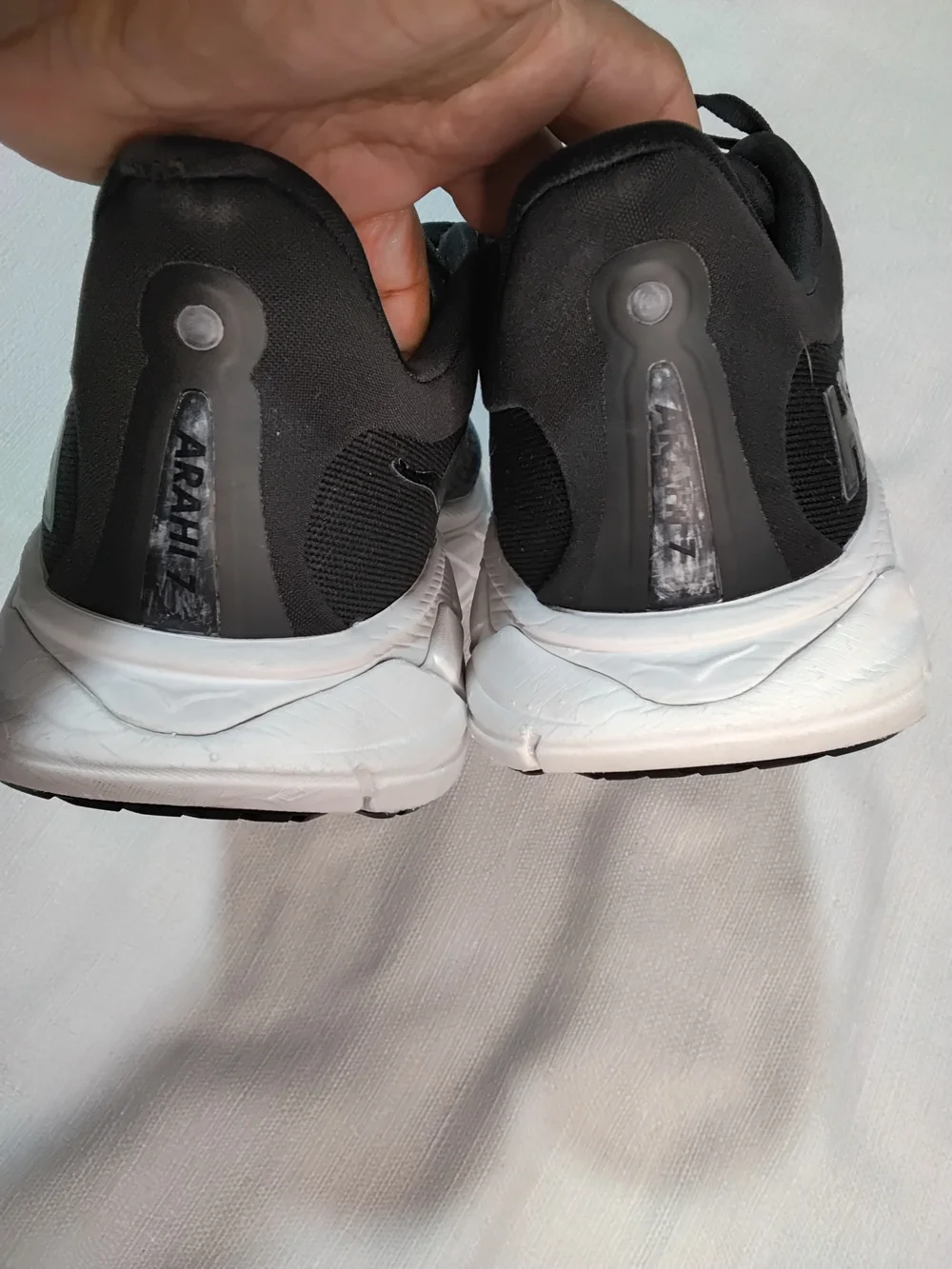 Hoka One One Arahi 7 Men's Black and White Athletic Running Shoes Sz 10.5 2E W.